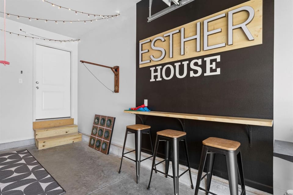 The Esther House - Walk to Branson Landing! Country House in Branson