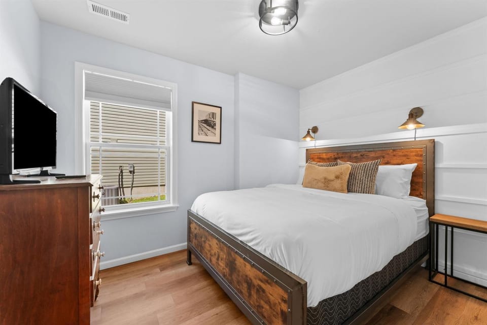 The Esther House - Walk to Branson Landing! Country House in Branson