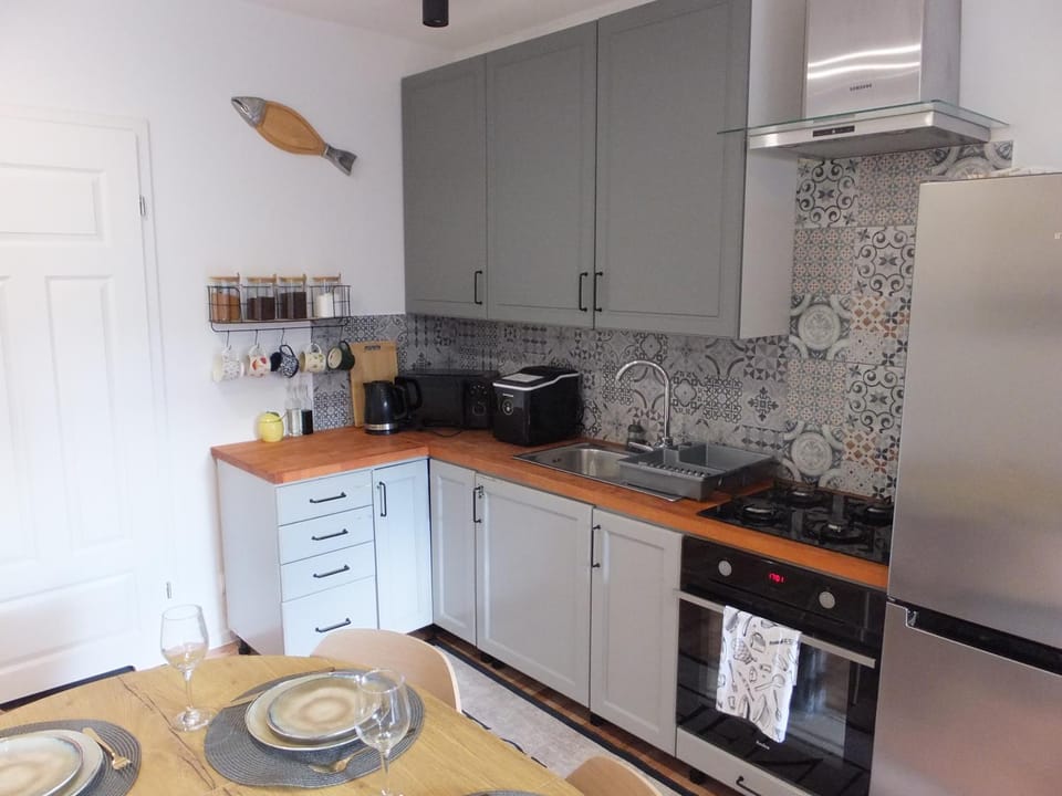 Coffee/tea facilities, Kitchen or kitchenette, oven, stove