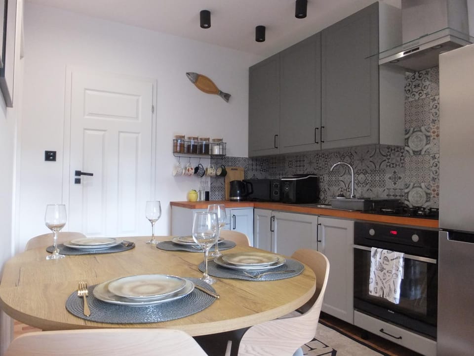 Kitchen or kitchenette, Dining area, oven, stove