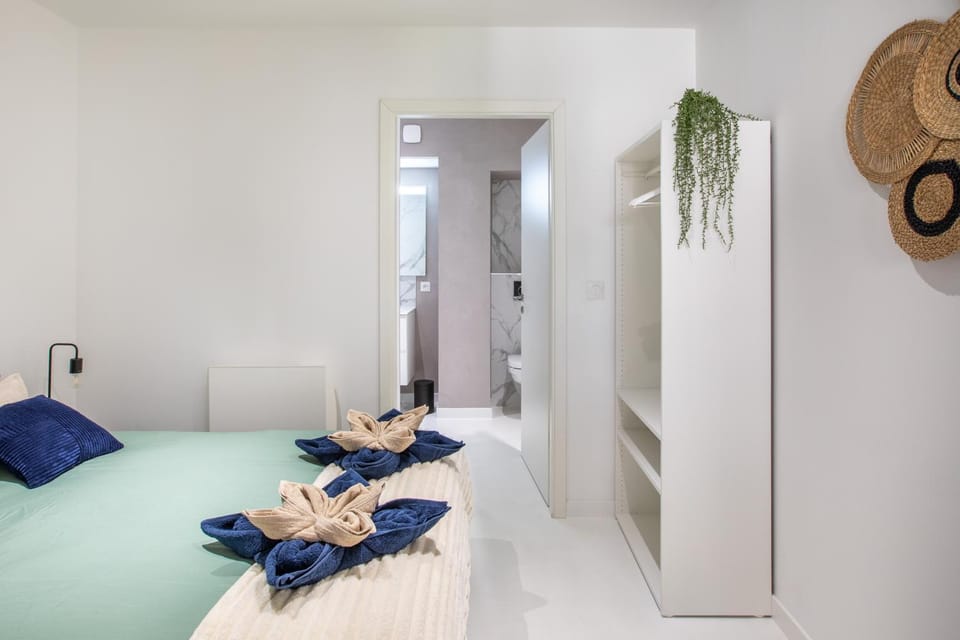 Bed, Decorative detail, Bedroom, storage, towels