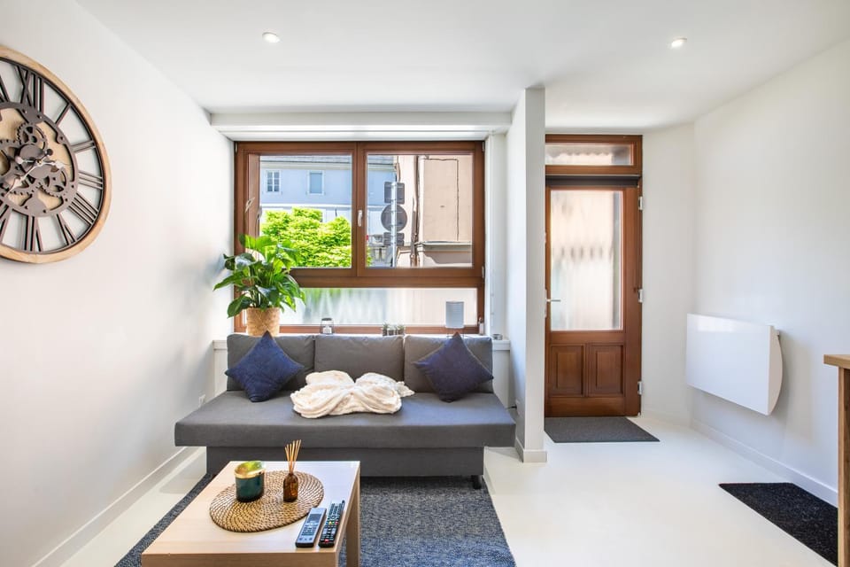 Facade/entrance, View (from property/room), Living room, Decorative detail