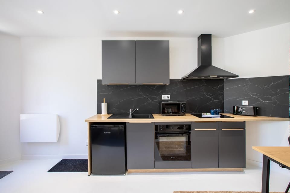 Coffee/tea facilities, microwave, oven, stove, toaster, kitchen