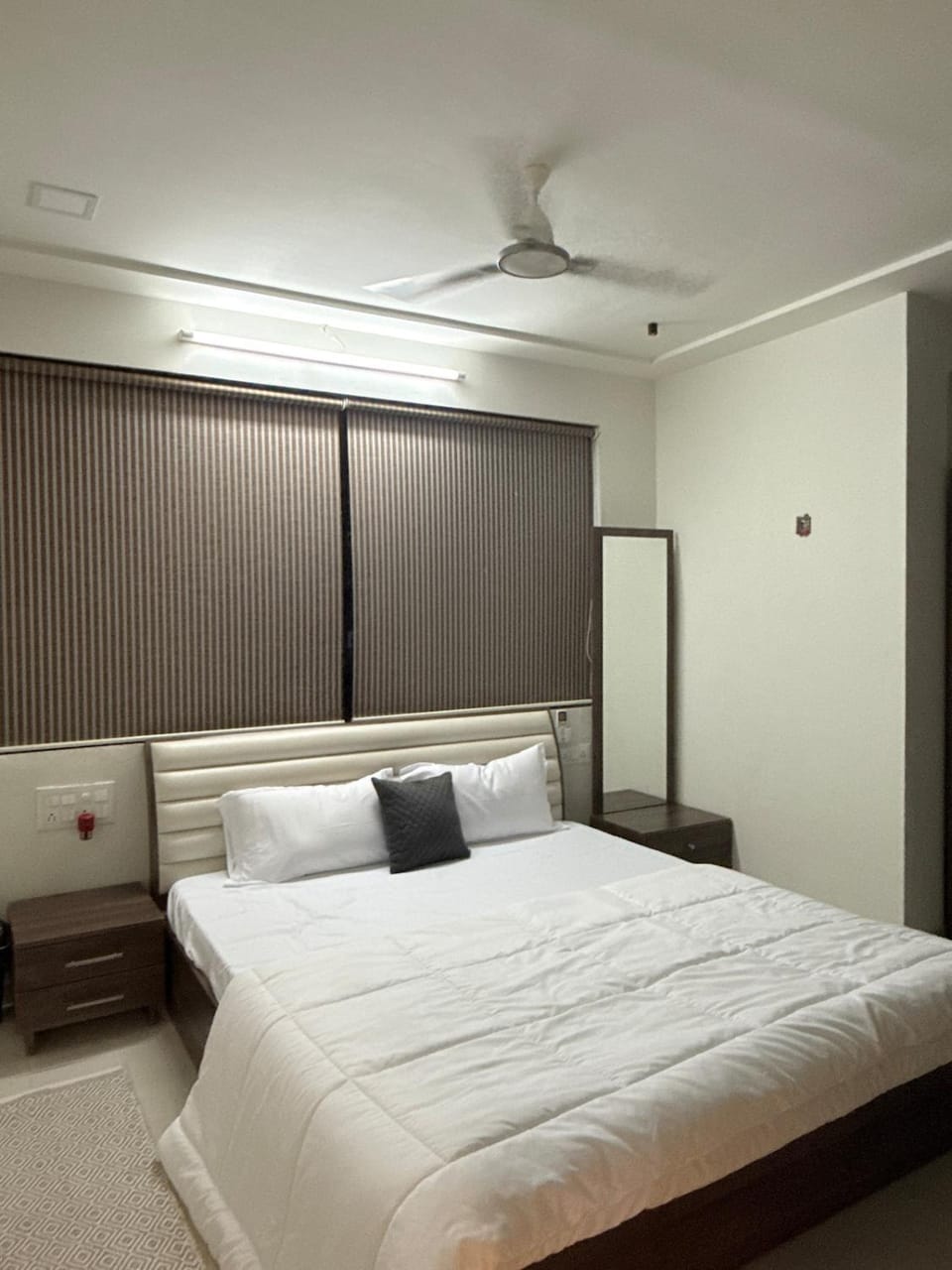 3&Half BHK Penthouse near Sula Wifi 100 MBPS Projector All OTT Apartment in Maharashtra