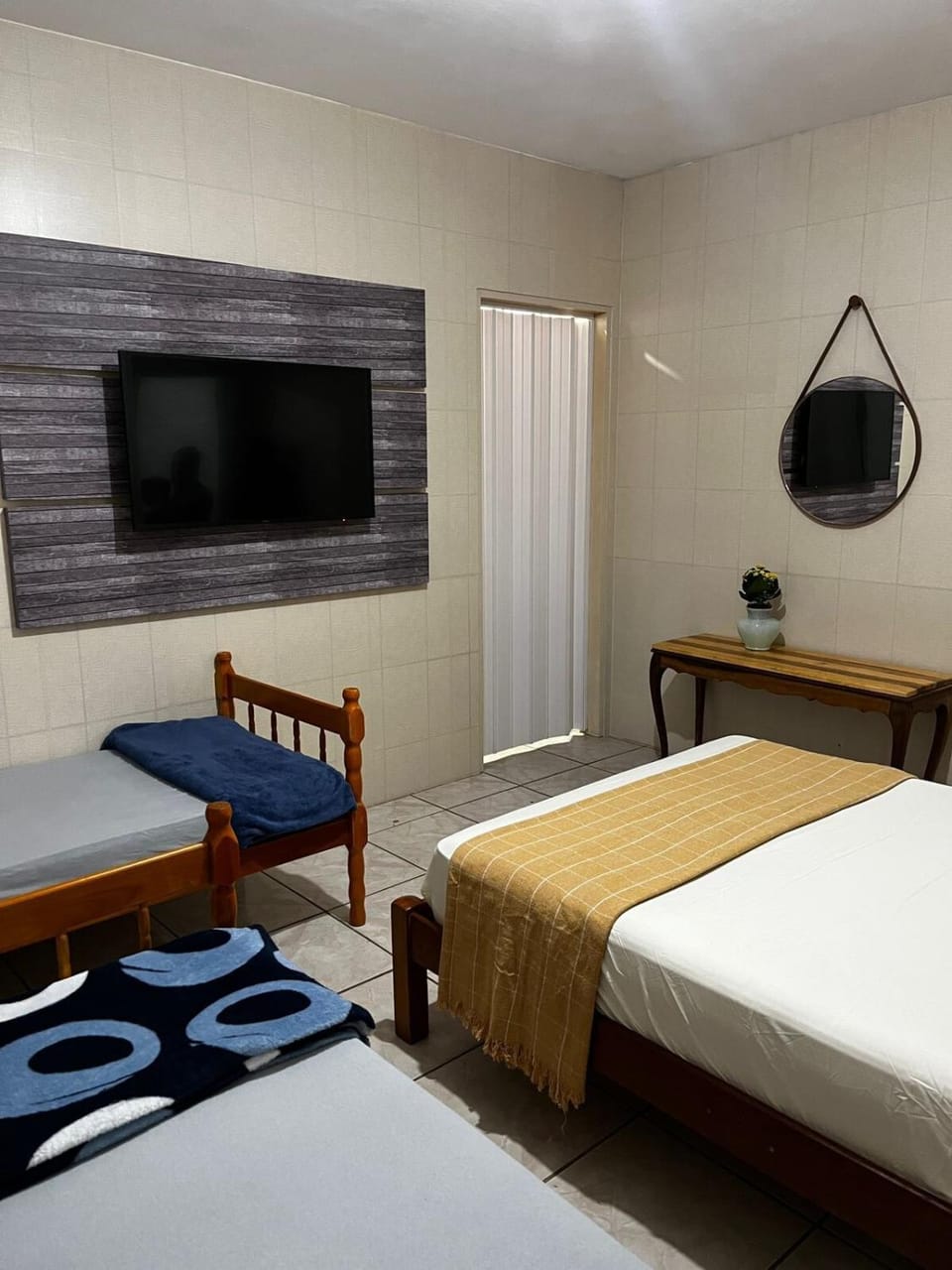 Bed, TV and multimedia, Photo of the whole room, Bedroom