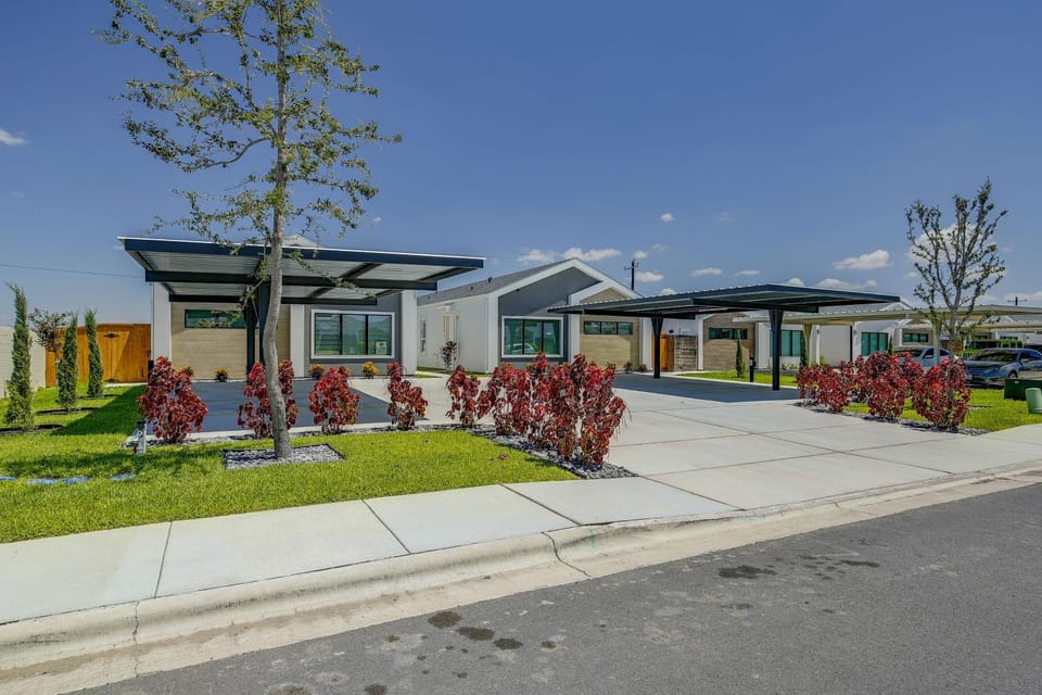 Modern McAllen Townhome: 4 Mi to Dtwn House in Pharr