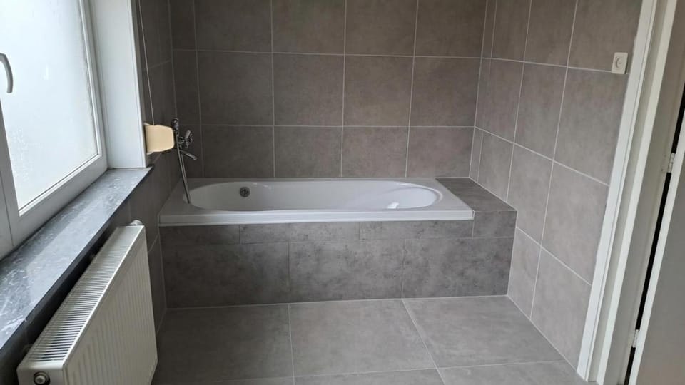 Kamer met prive badkamer en gemeenschappelijke keuken Apartment in Lommel