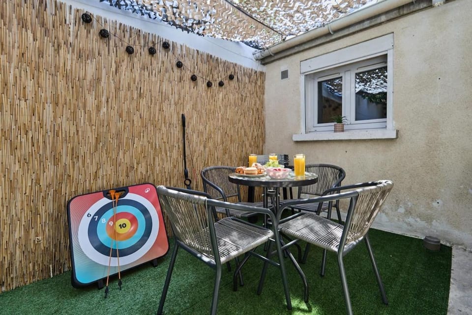 Patio, Day, Food and drinks, Dining area, Food