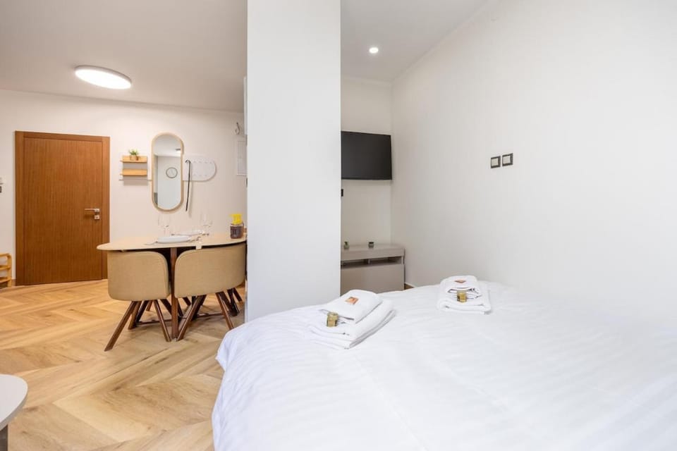Bed, TV and multimedia, Photo of the whole room, Bedroom, hair dresser, towels