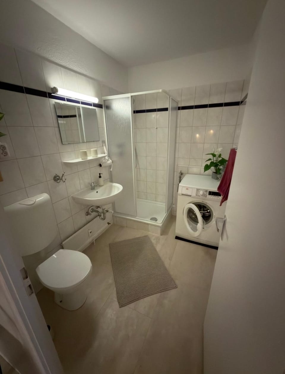 Shower, Toilet, Bathroom, towels, washing machine
