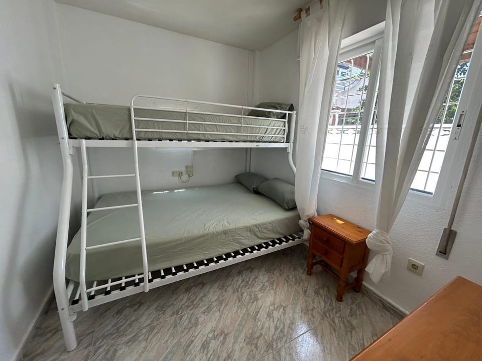 Bedroom, bunk bed