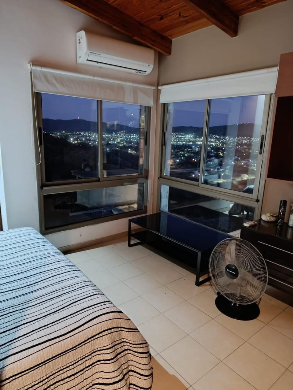 Bed, TV and multimedia, Photo of the whole room, Bedroom, air conditioner