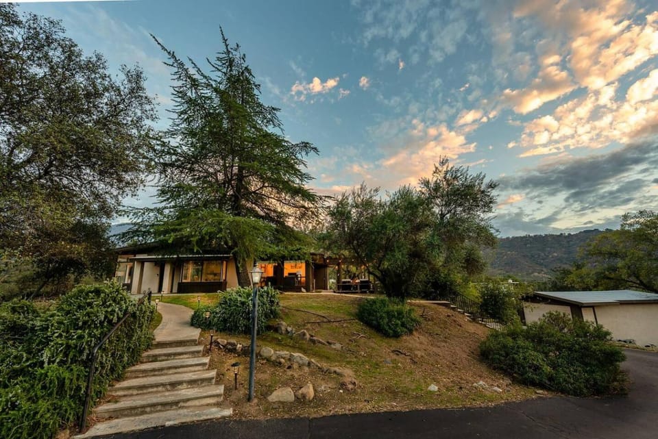 Sequoia Magic Views • Cozy Fire + Modern Design House in Three Rivers