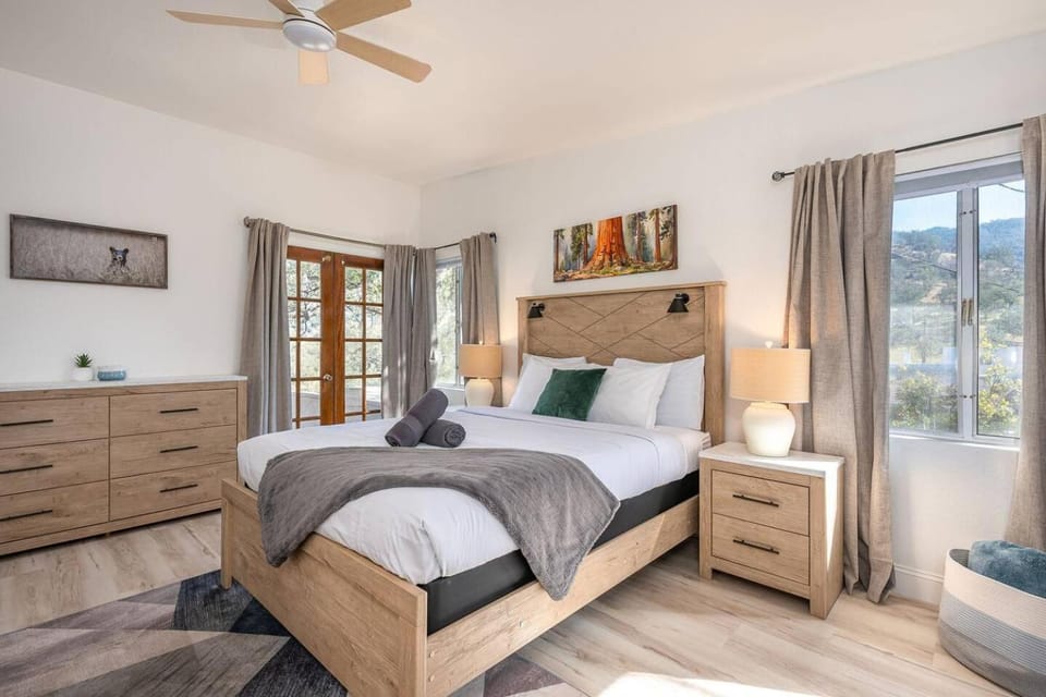 Sequoia Magic Views • Cozy Fire + Modern Design House in Three Rivers