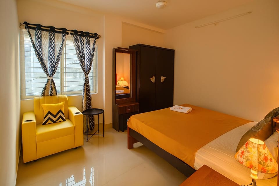 Bed, Living room, Photo of the whole room, Seating area, Bedroom, hair dresser, towels, wardrobe