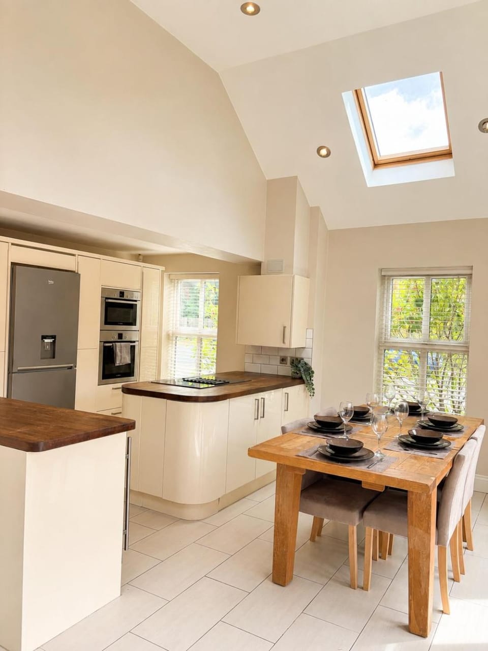 Dining area, dishwasher, oven, stove, toaster