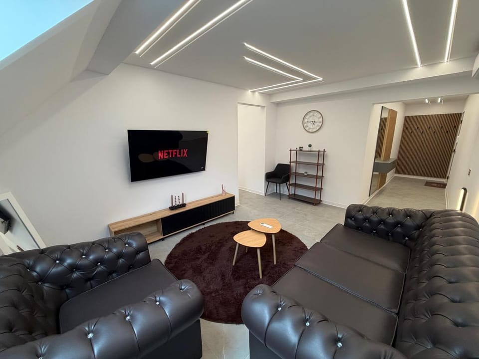 Communal lounge/ TV room, TV and multimedia, Living room, Seating area, Evening entertainment