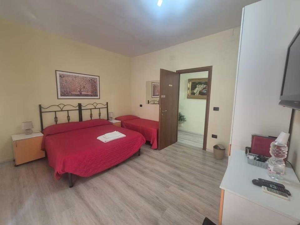 Bed, TV and multimedia, Photo of the whole room, Bedroom, hair dresser