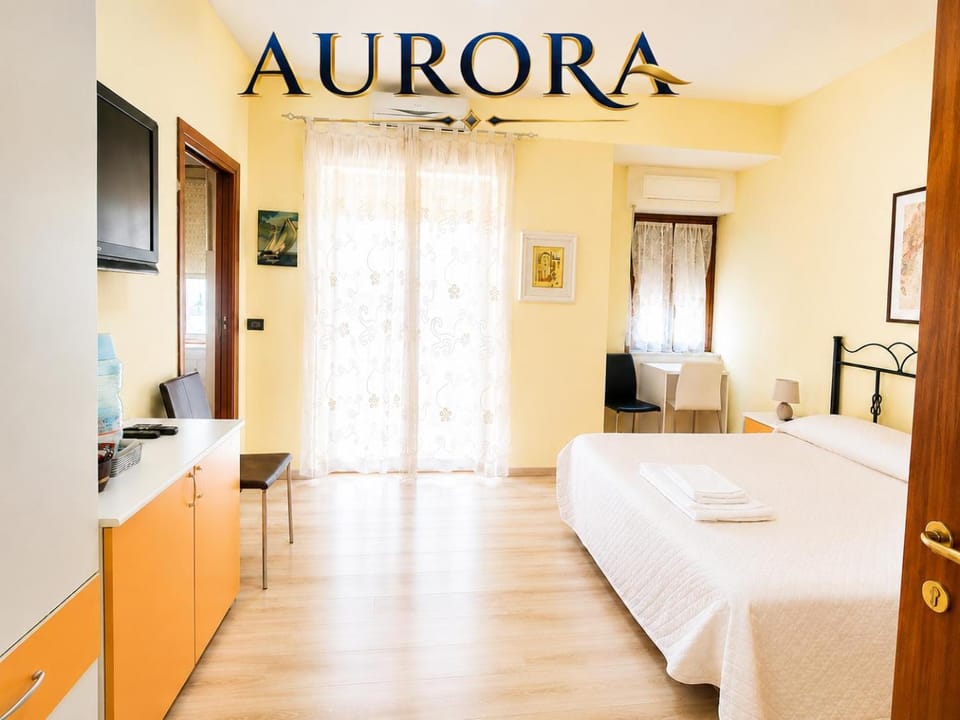 Communal lounge/ TV room, Bed, TV and multimedia, Photo of the whole room, Evening entertainment, Bedroom, Text overlay, hair dresser, towels