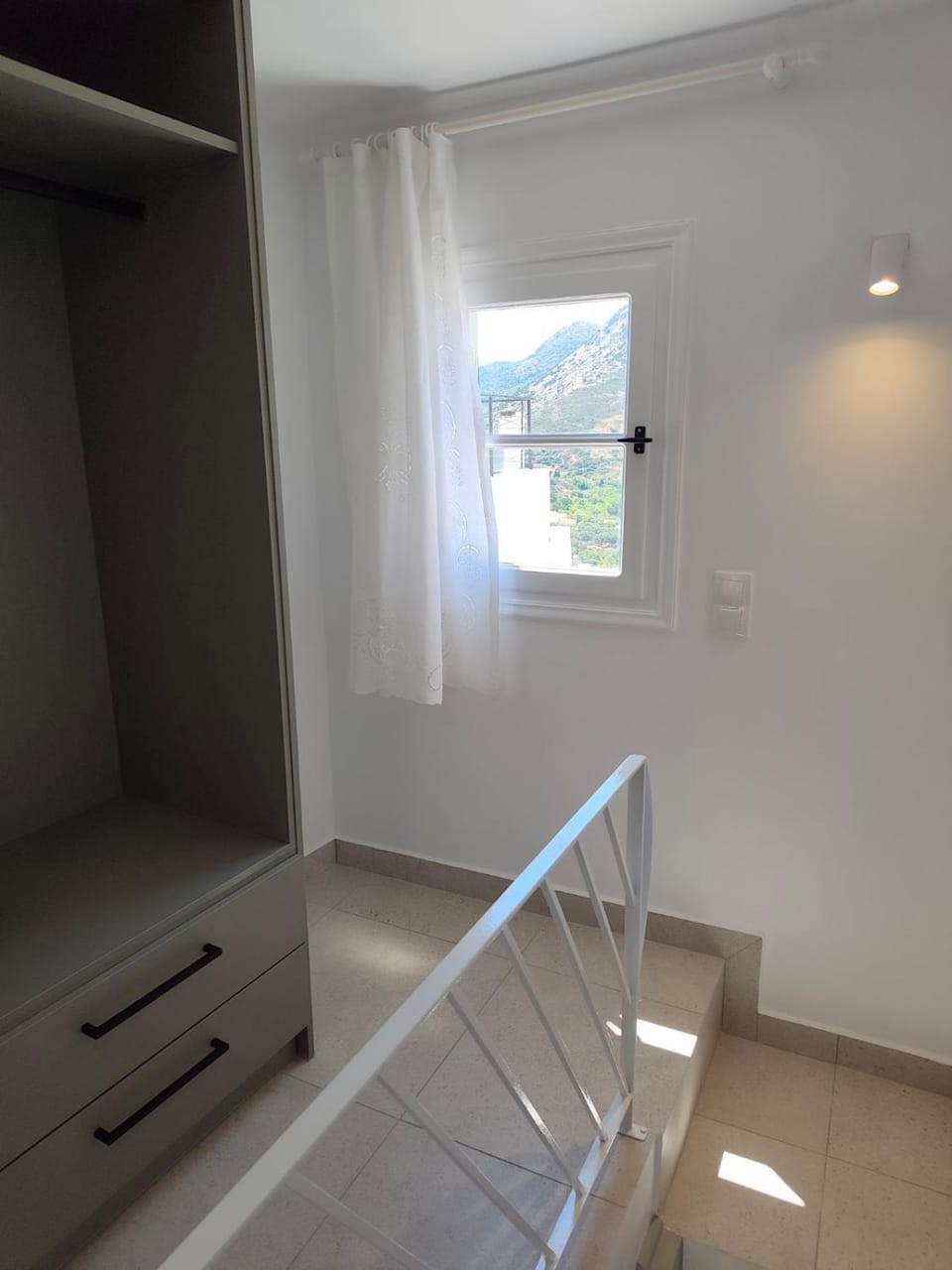 Bedroom, Mountain view