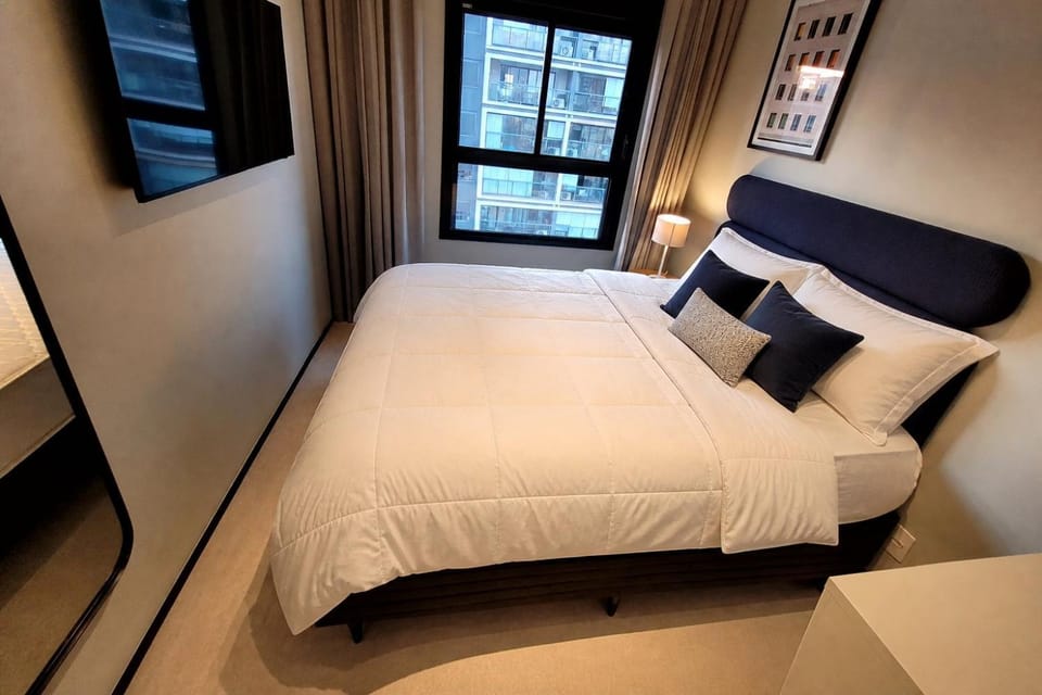 Bed, TV and multimedia, Photo of the whole room, Bedroom