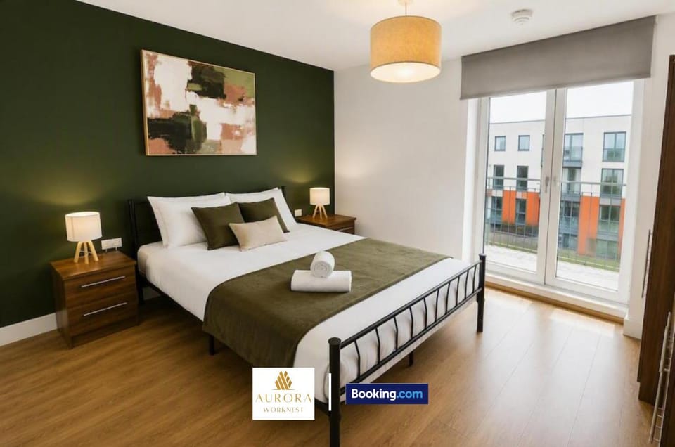 Bedroom, City view, towels