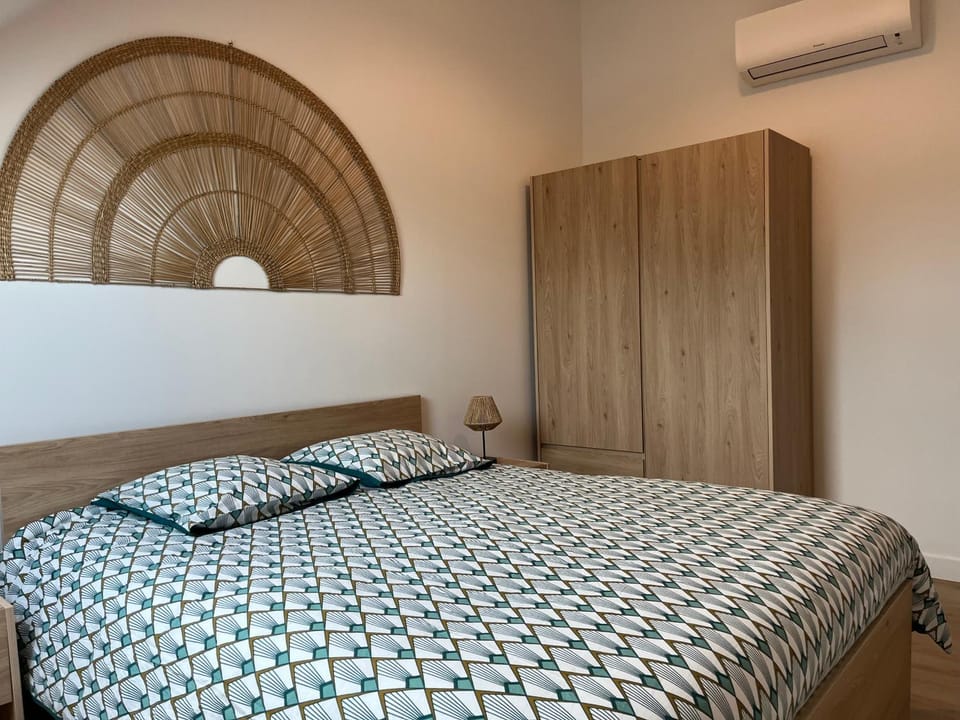 Bed, Photo of the whole room, Bedroom, wardrobe, air conditioner