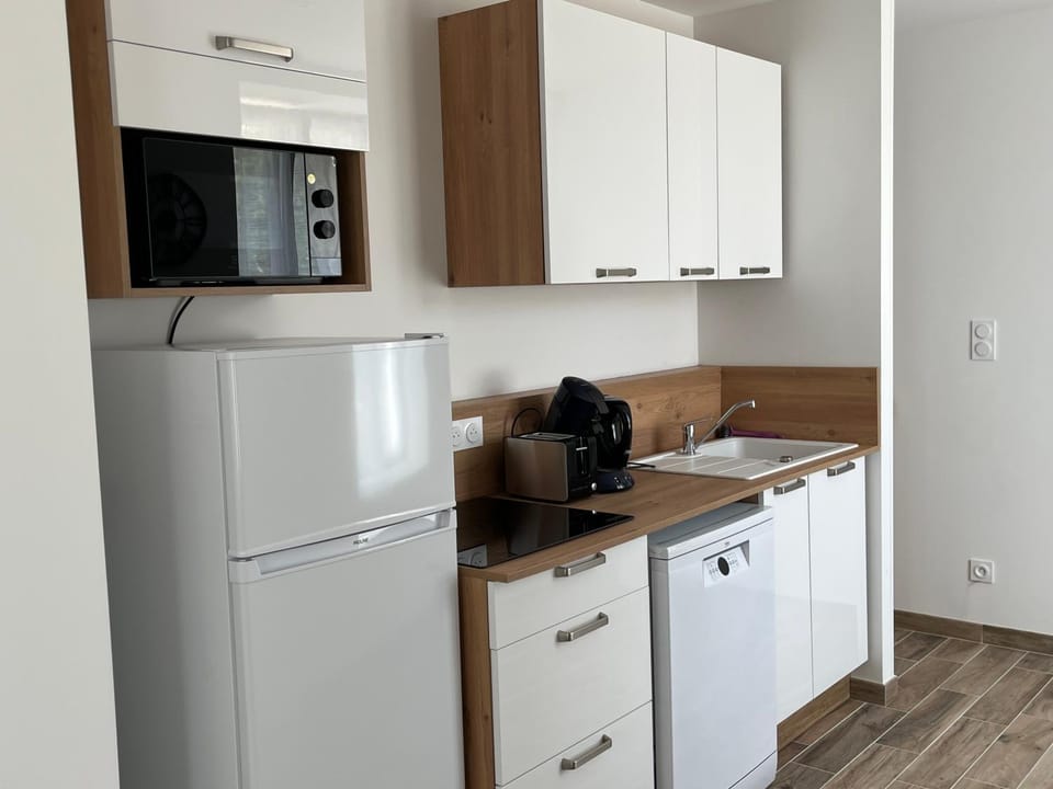 Coffee/tea facilities, dishwasher, microwave, toaster