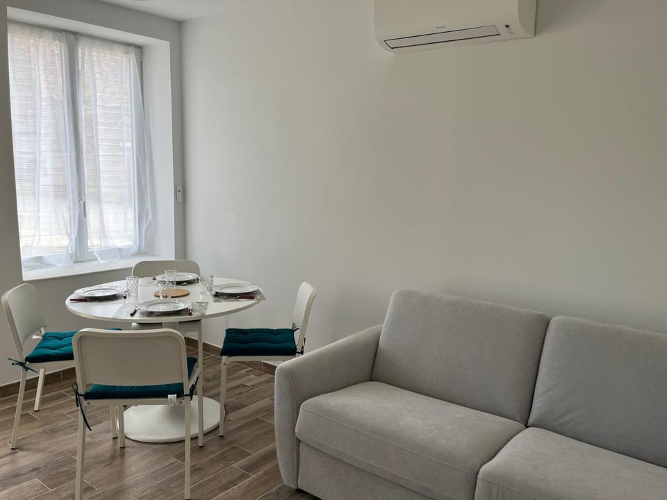 Living room, Seating area, Dining area, air conditioner