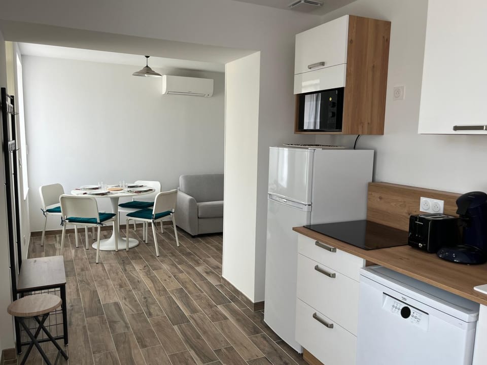 Coffee/tea facilities, dishwasher, microwave, stove, toaster