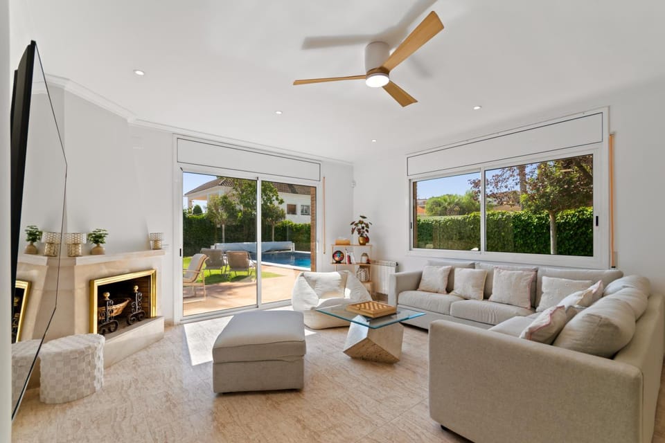 Luxury villa with pool, garden & sea view Villa in Garraf