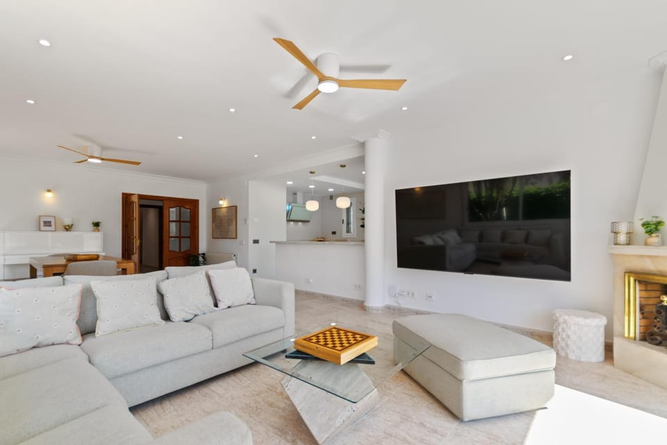 TV and multimedia, Living room, Seating area, fireplace