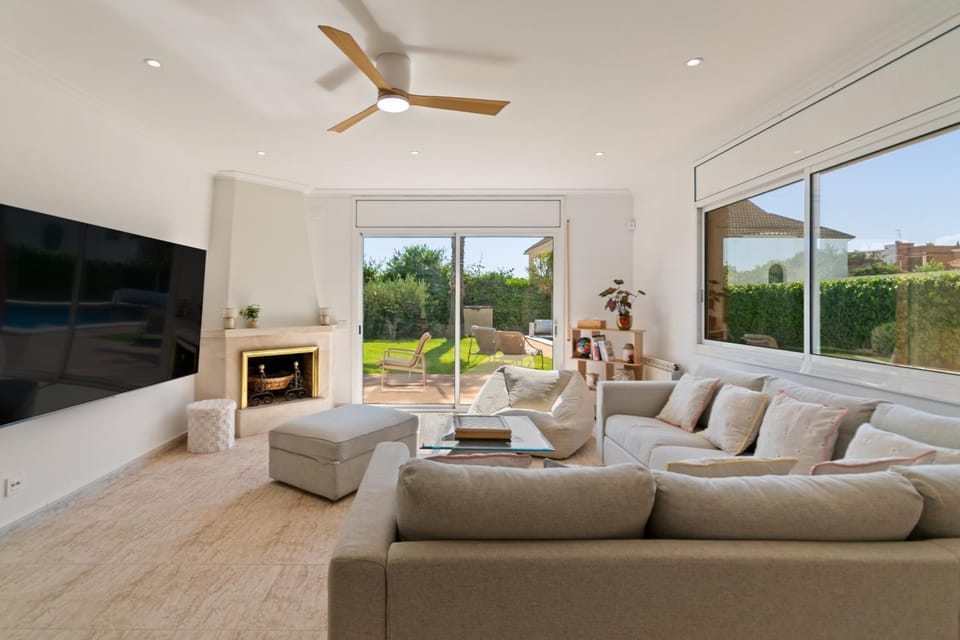 Luxury villa with pool, garden & sea view Villa in Garraf