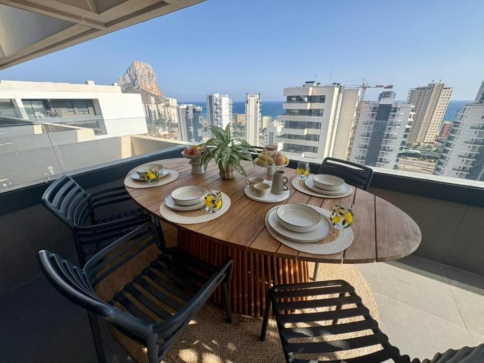 Day, View (from property/room), Balcony/Terrace, Food and drinks, Dining area, City view
