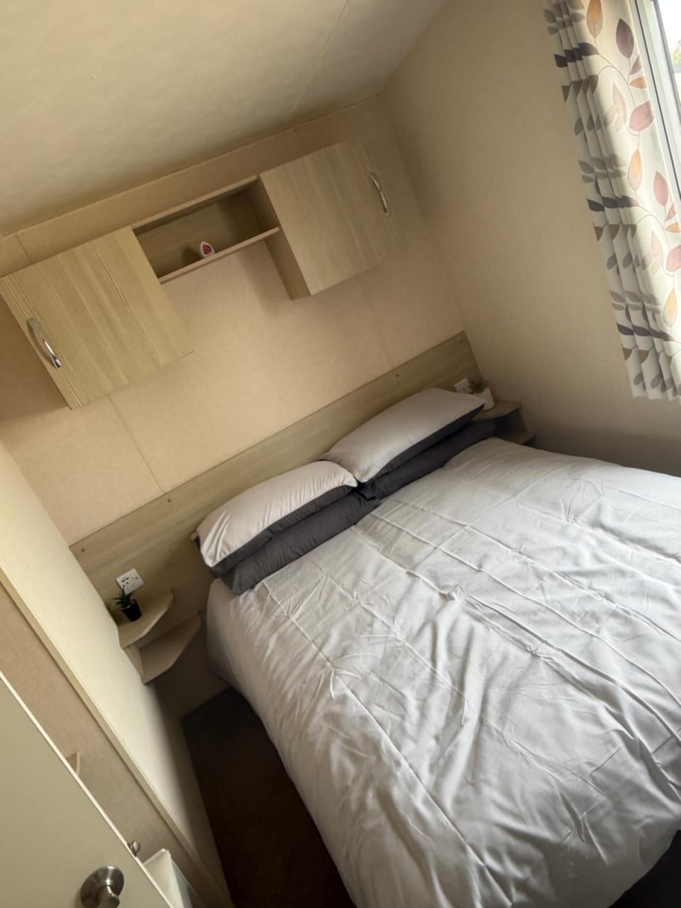 Oaks 12 Campground/ 
RV Resort in Porthcawl