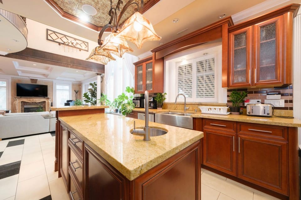 Luxurious & Spacious Villa next to Oakridge Mall House in Vancouver