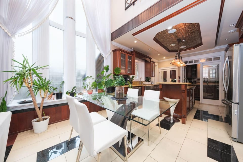 Luxurious & Spacious Villa next to Oakridge Mall House in Vancouver