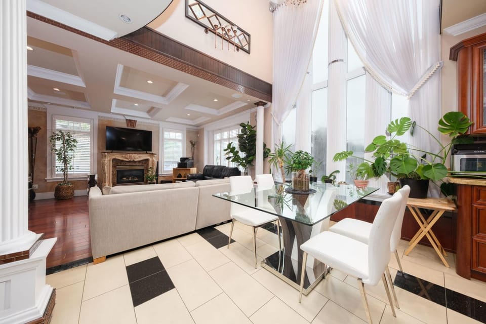 Luxurious & Spacious Villa next to Oakridge Mall House in Vancouver