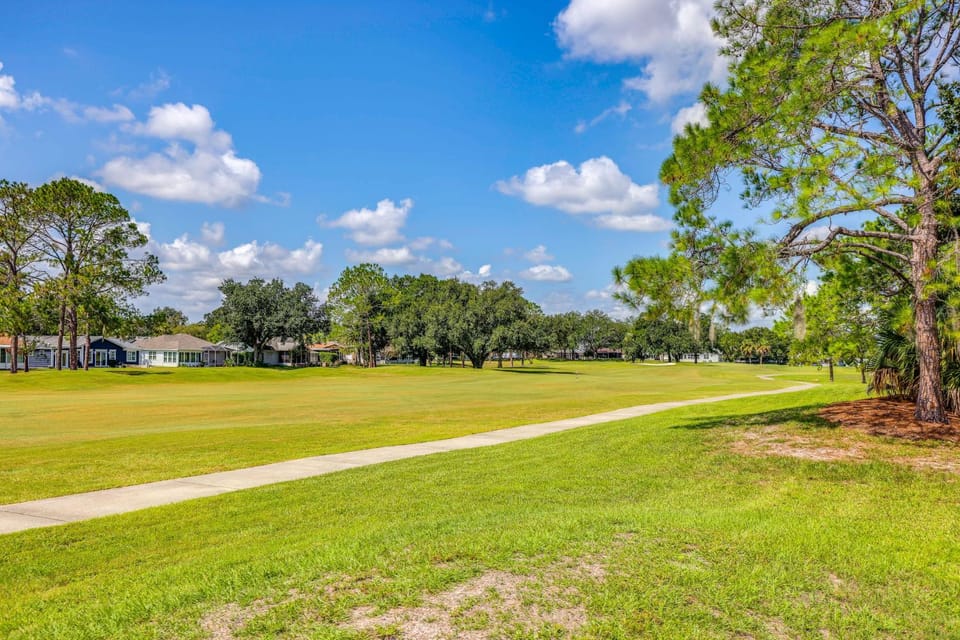 'Fifth Gold Tee' Fairway Views, Lanai & Golf Cart! House in Lady Lake