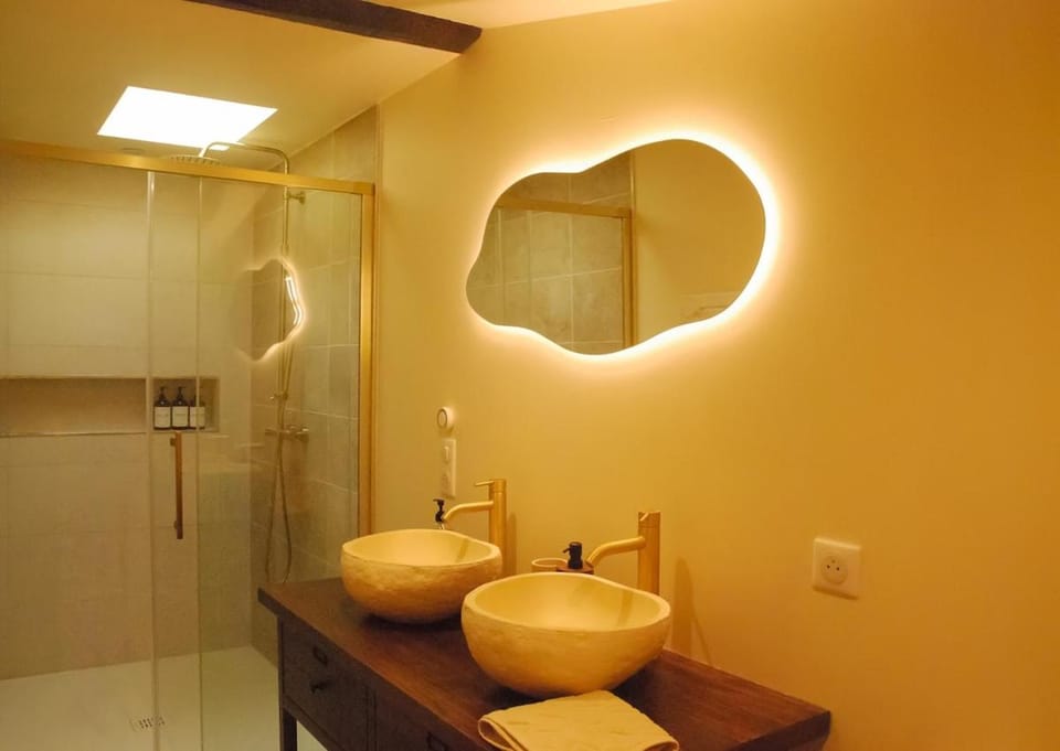 Suite Balinea Balnéo et Cinéma Privé Apartment in Nouvelle-Aquitaine