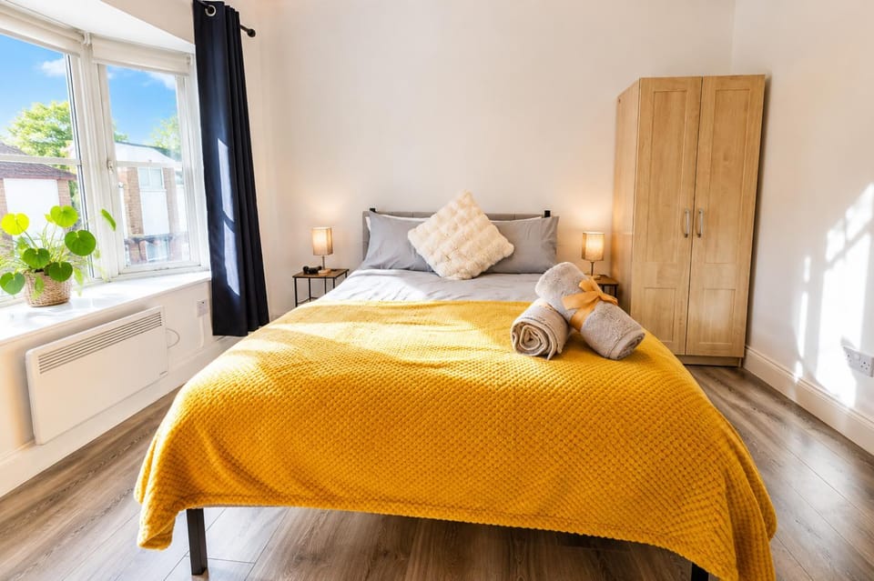 Central 2Bed Flat - High St - Sleeps 4 - Grays Apartment in Grays