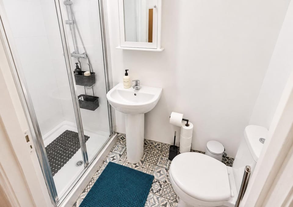 Central 2Bed Flat - High St - Sleeps 4 - Grays Apartment in Grays