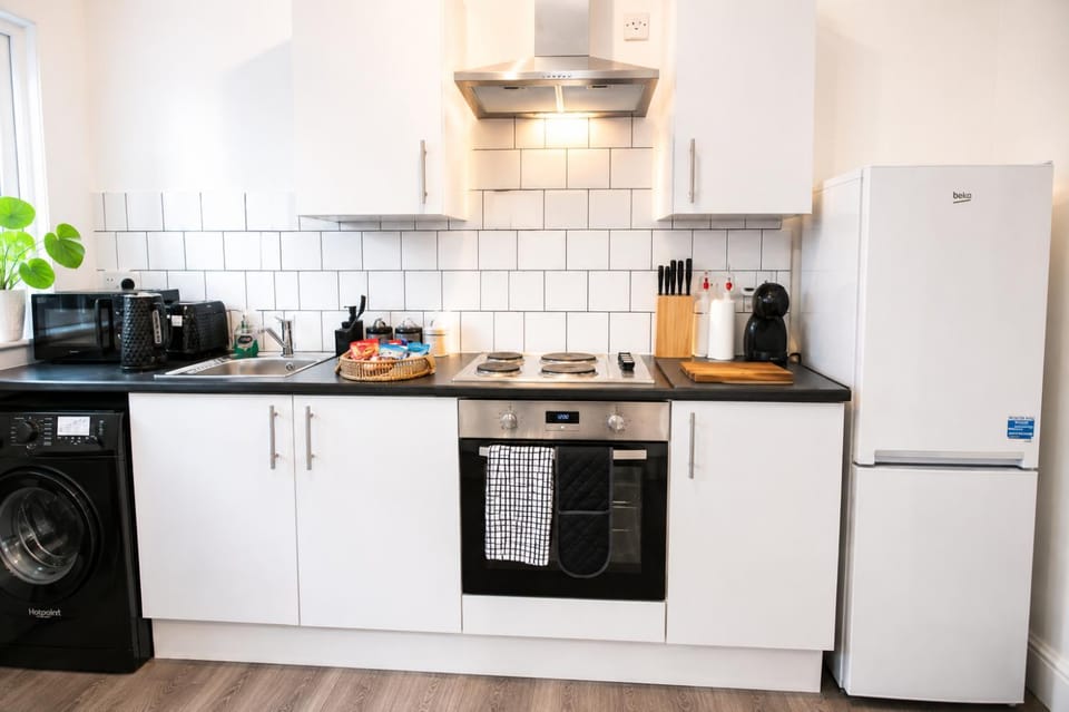 Central 2Bed Flat - High St - Sleeps 4 - Grays Apartment in Grays