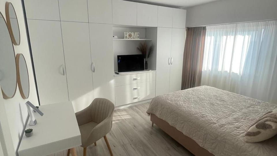 Bed, TV and multimedia, Bedroom, wardrobe