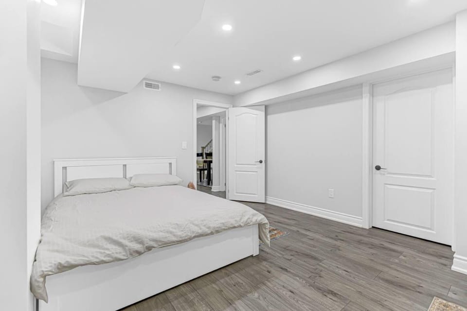 Richmond Hill Family Suite Sleeps 6 Parking House in Richmond Hill