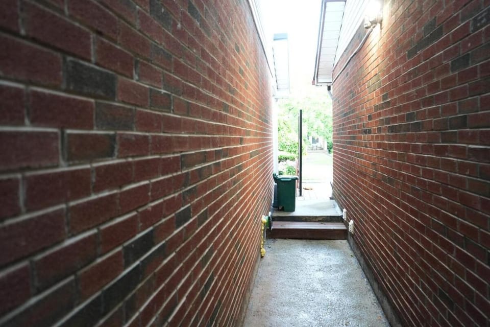 Lake Ontario Retreat 2BR Suite, 2-Min Walk to Lake House in Oshawa