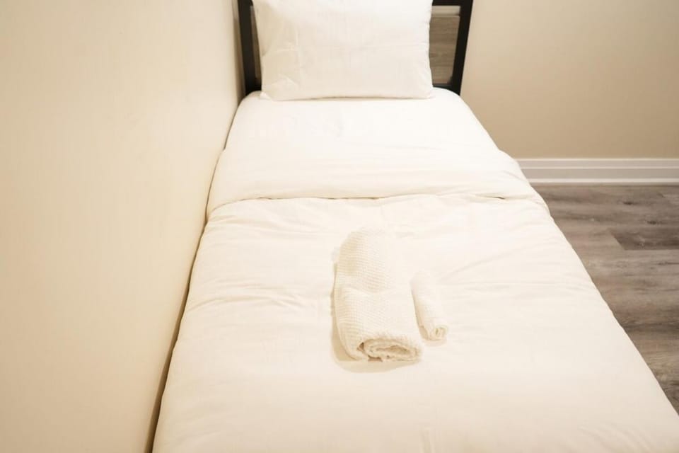 Lake Ontario Retreat 2BR Suite, 2-Min Walk to Lake House in Oshawa
