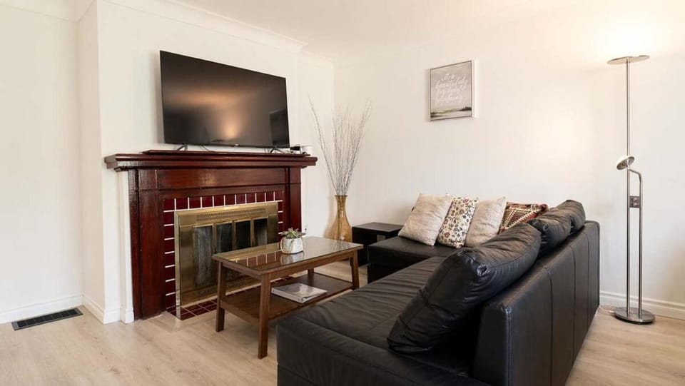 Cozy 2BR 1BA Retreat in Vibrant Vancouver House in Vancouver