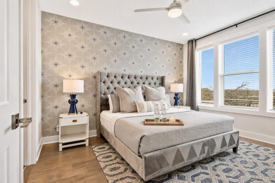 Rooftop deck townhome sleeps 12 near Geodis Park House in Nashville