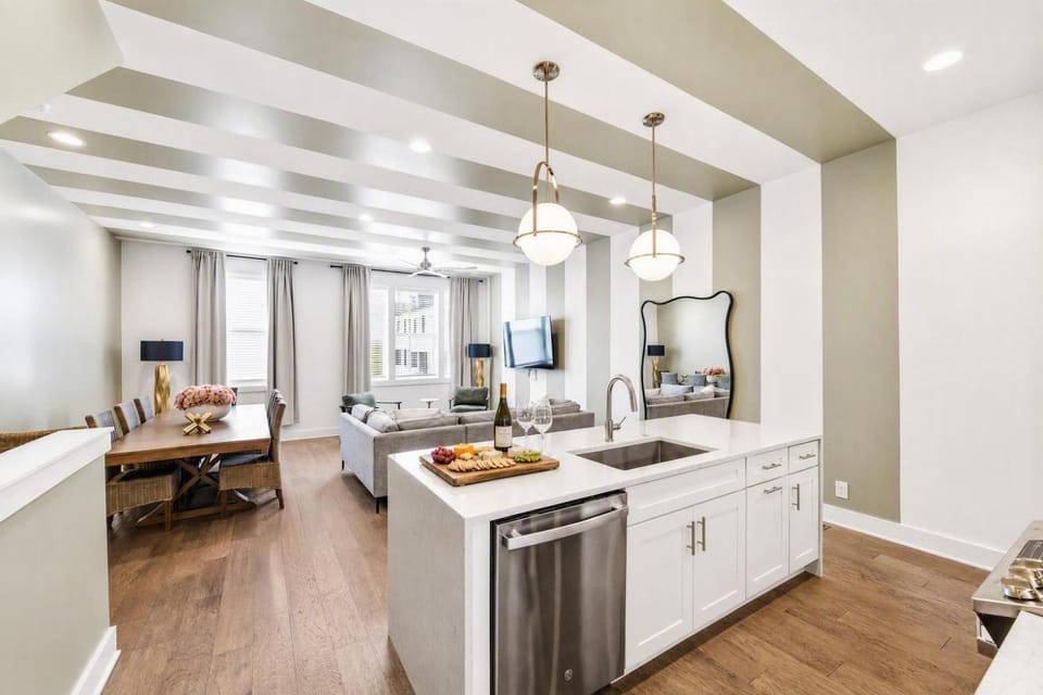 Rooftop deck townhome sleeps 12 near Geodis Park House in Nashville